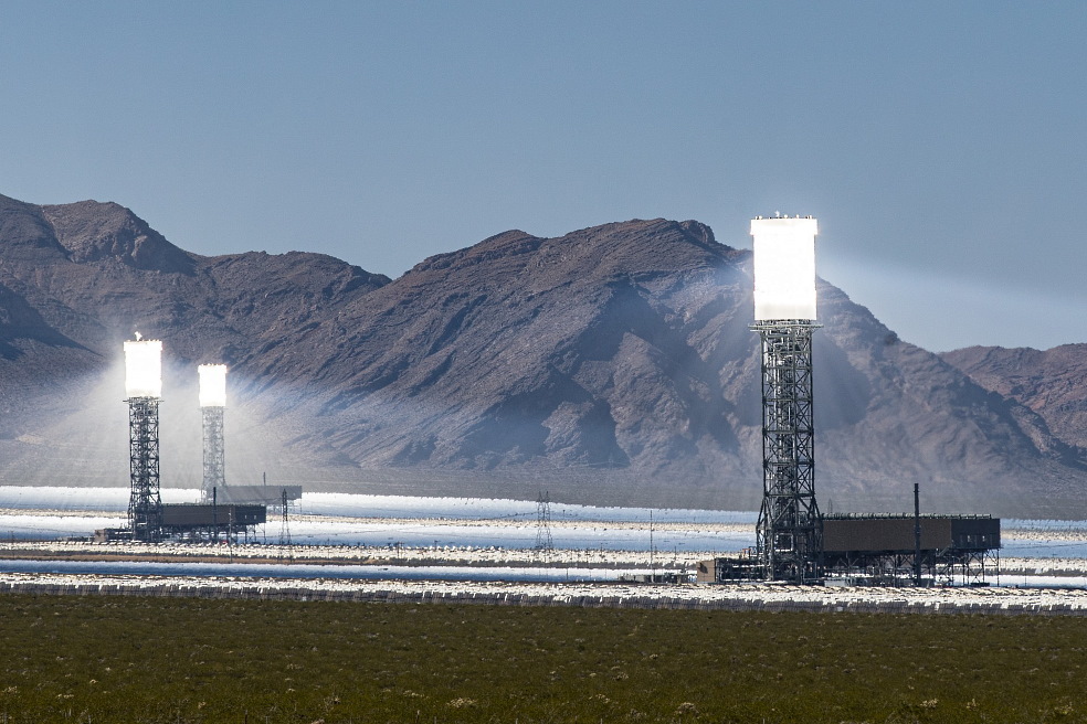 Solar thermal power plants for energy storage